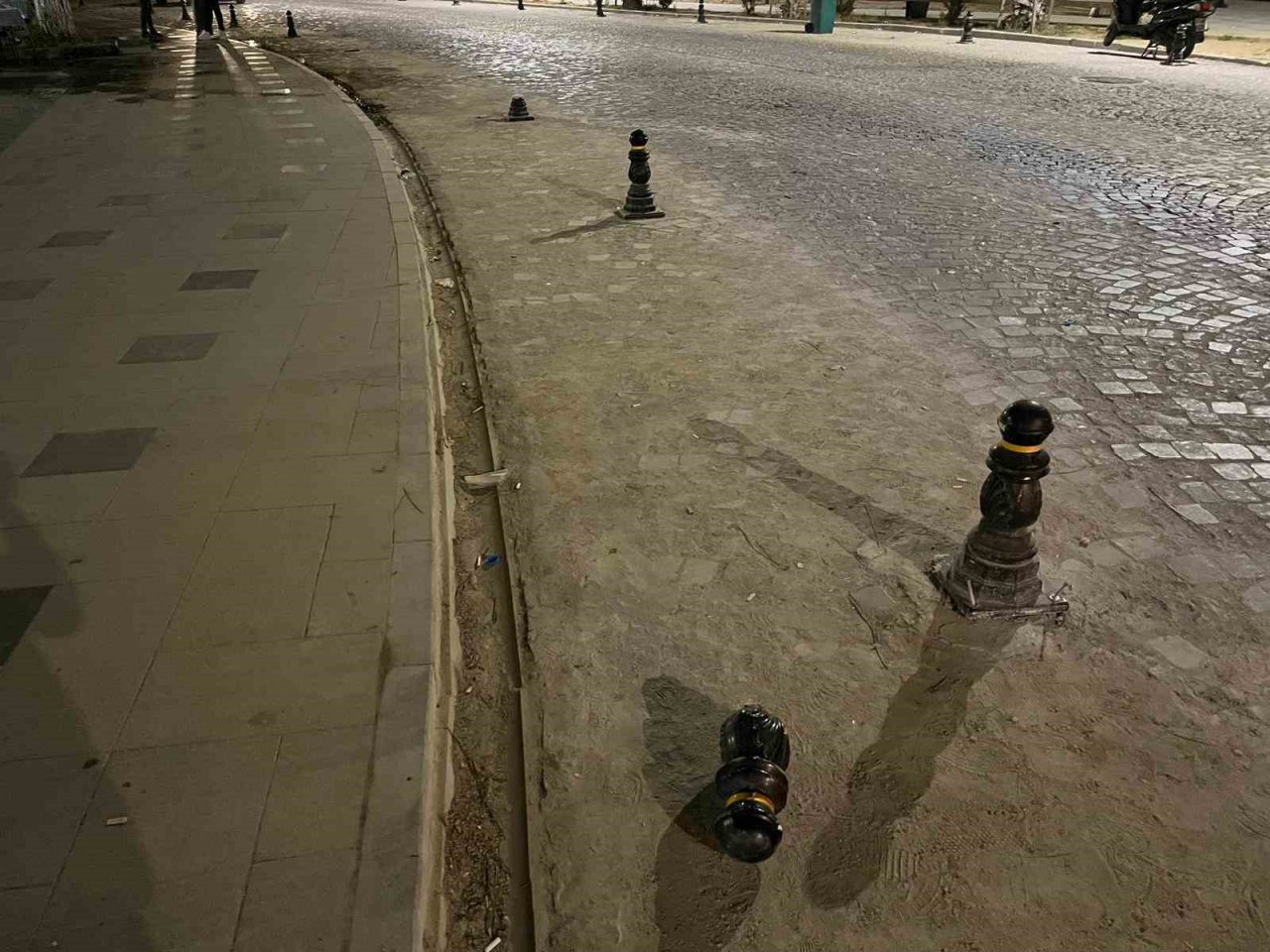 Lastiği patlayan otomobil dubalara çarptı