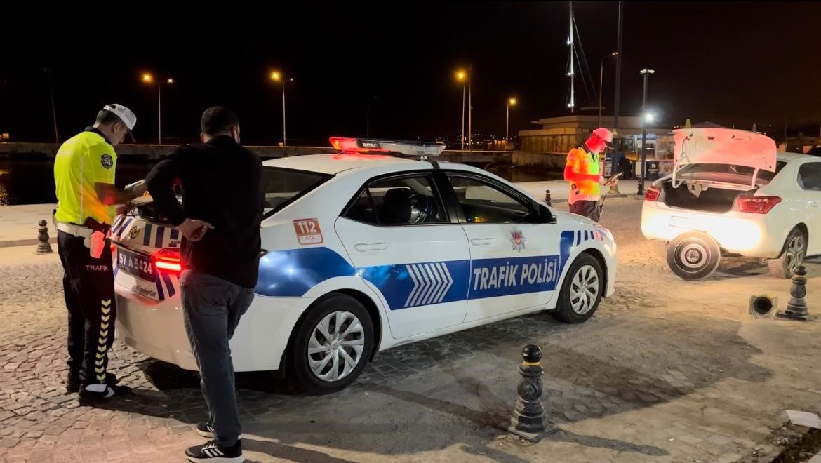 Lastiği patlayan otomobil dubalara çarptı