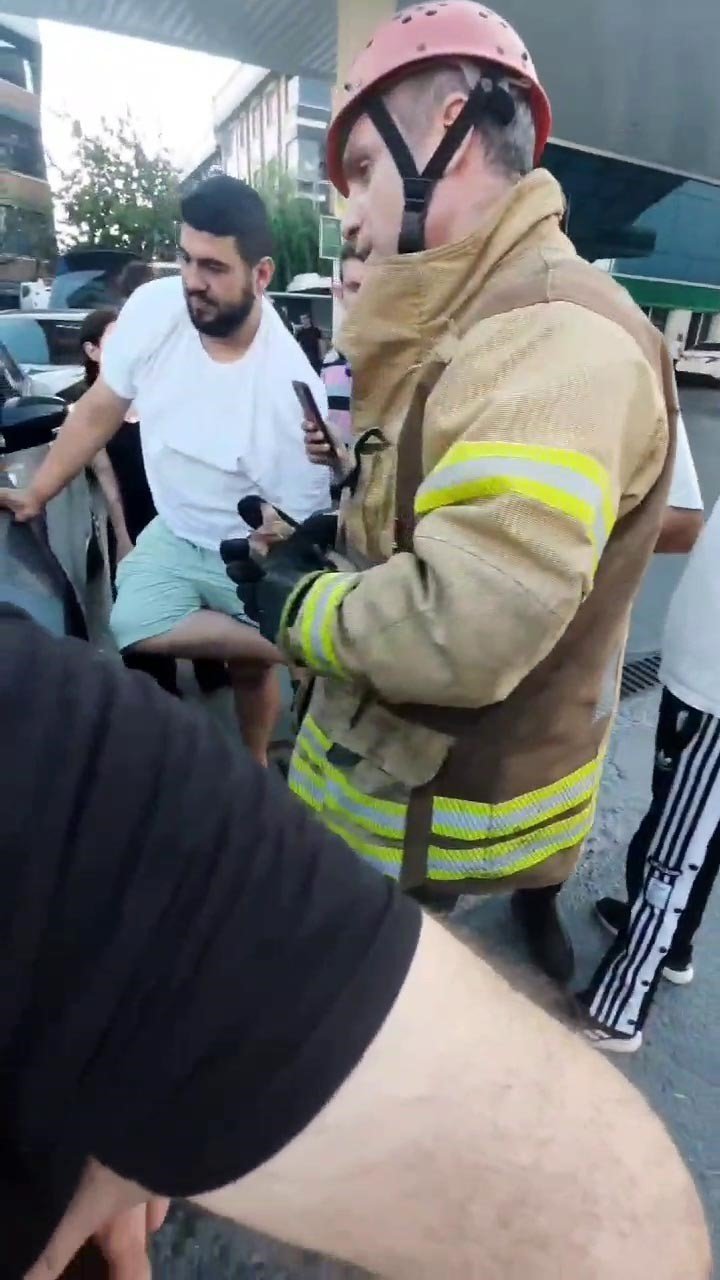 Otomobil kaputuna sıkışan yavru kediyi itfaiye kurtardı: O anlar kamerada