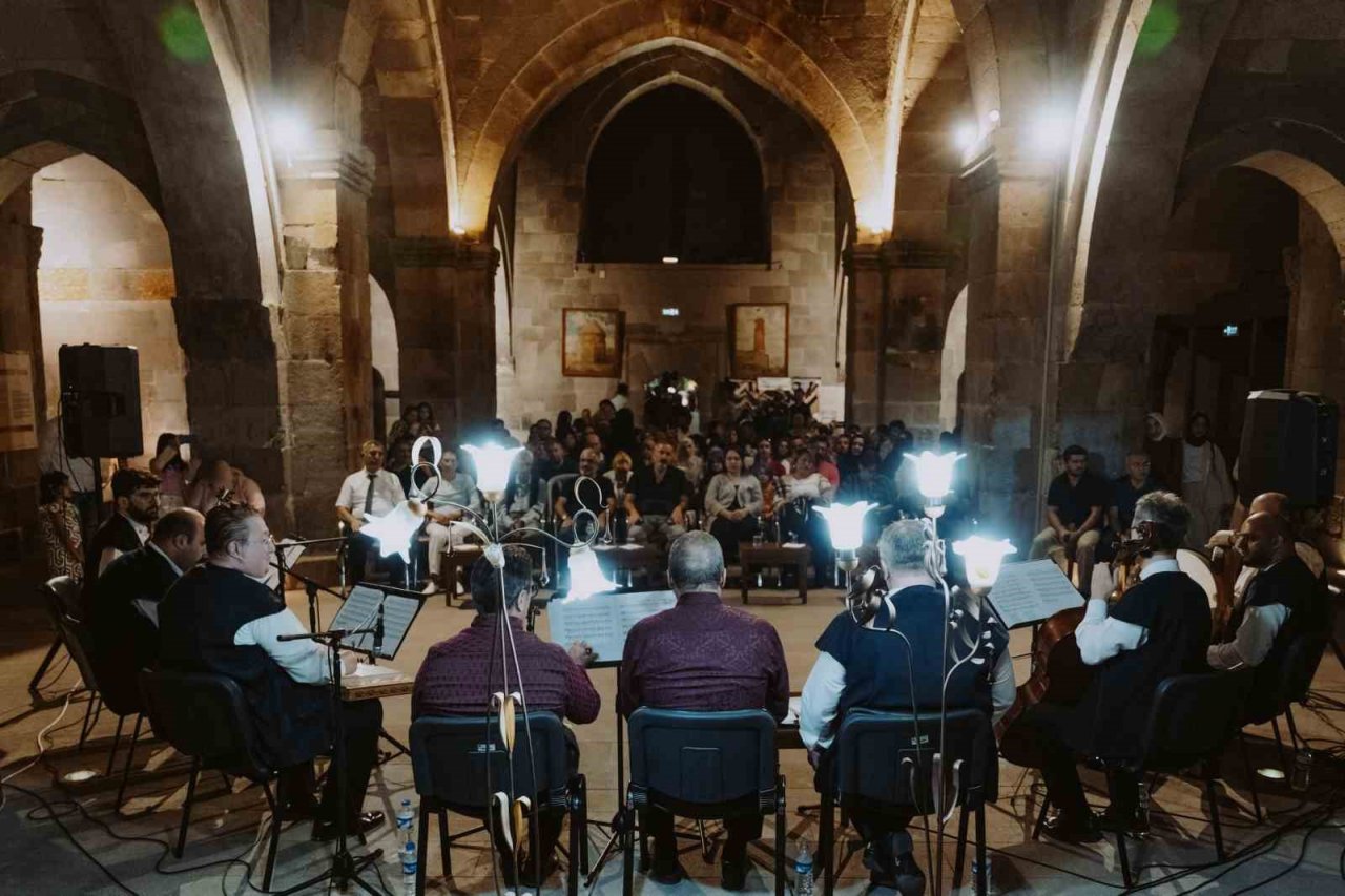 Bengü Erzurum’da sevenlerini coşturdu