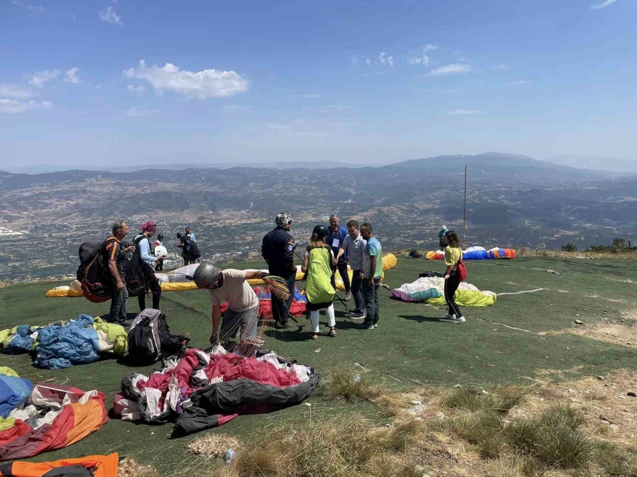 Simav’da Eynal Yamaç Paraşütü ve Havacılık Festivali