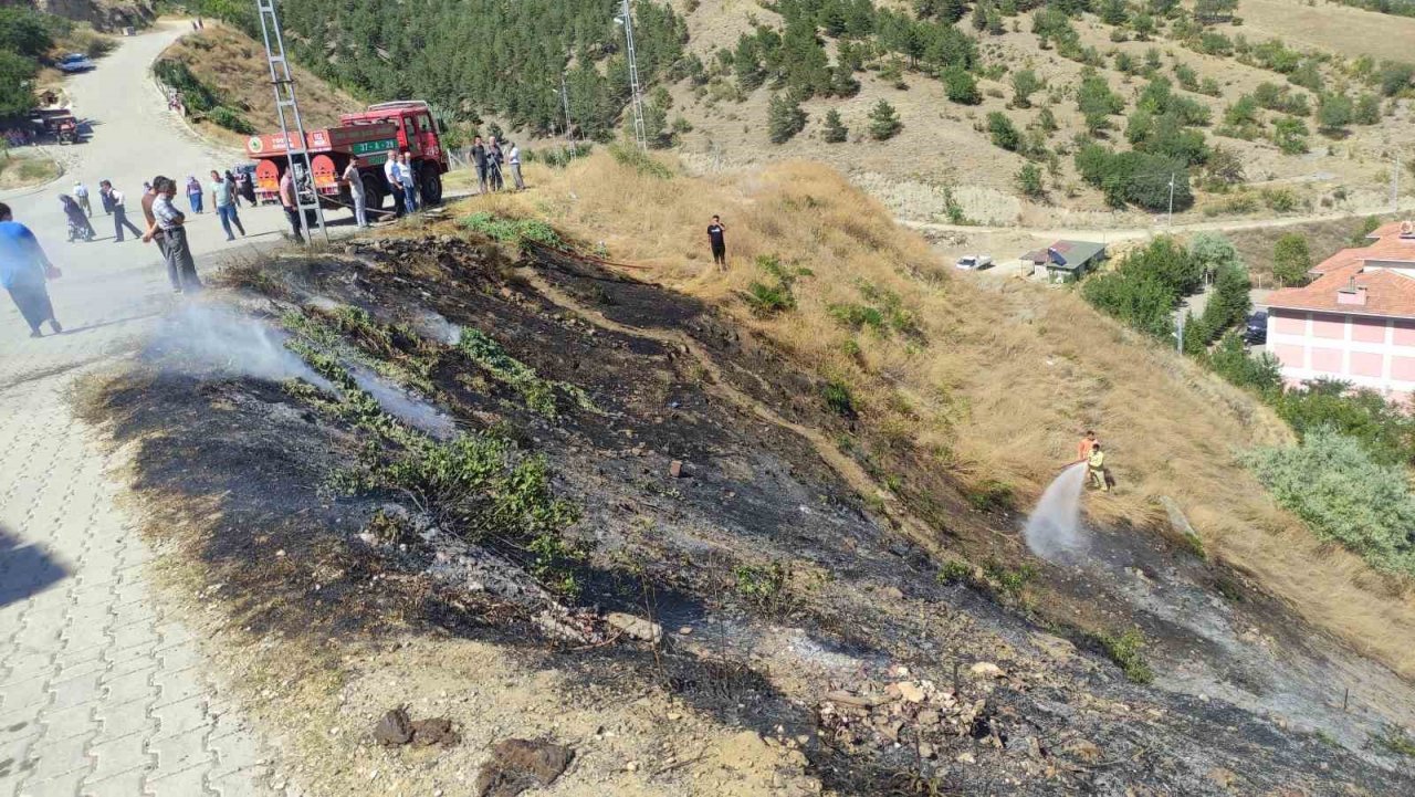 Otluk alanda çıkan yangın paniğe sebep oldu
