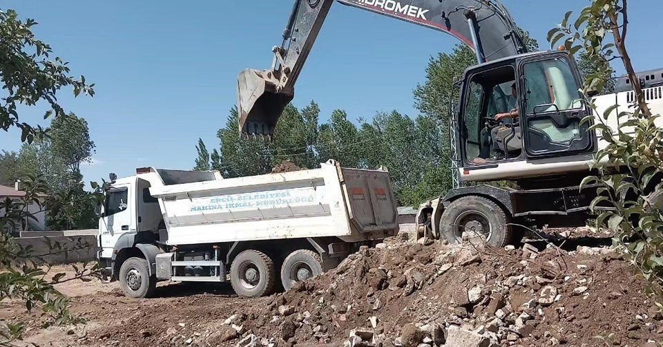 Erciş Belediyesi metruk yapıları yıktırıyor