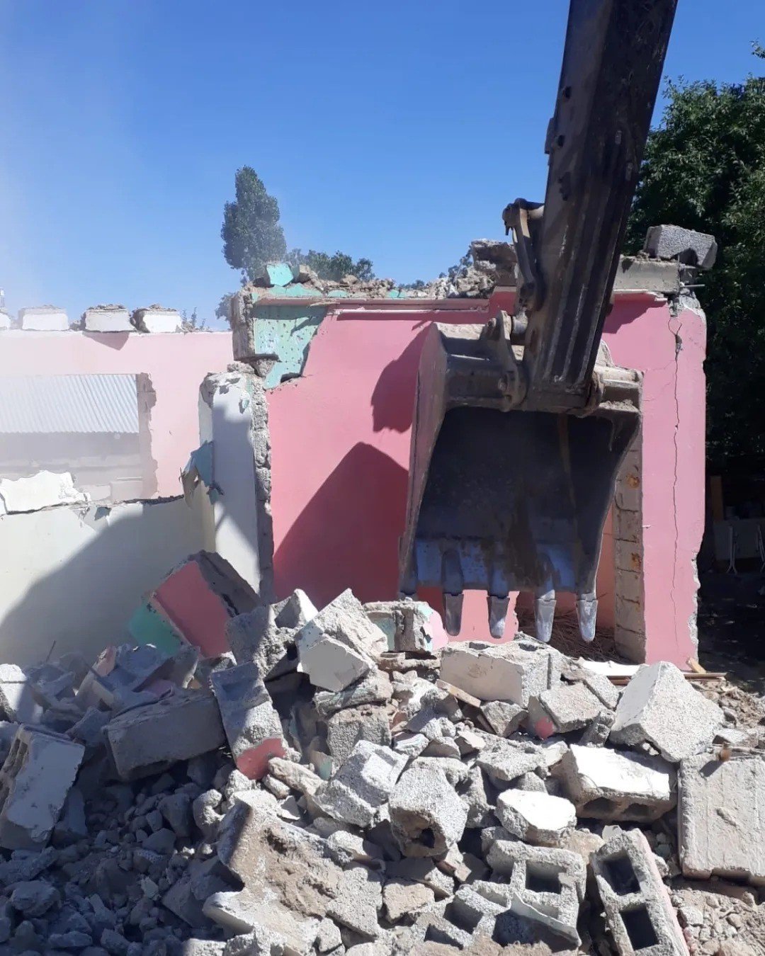 Erciş Belediyesi metruk yapıları yıktırıyor
