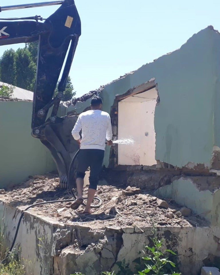 Erciş Belediyesi metruk yapıları yıktırıyor