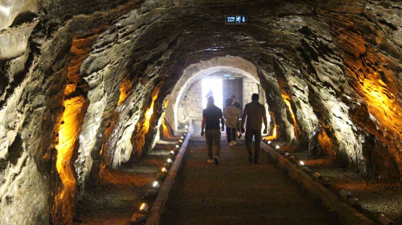 Iğdır’da vatandaşlar serinlemek için tuz mağarasına akın ediyor