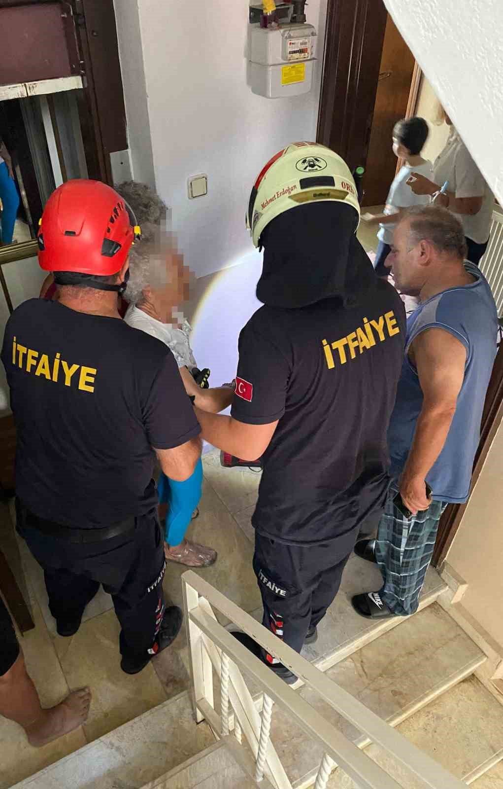 Yalova’da asansörde mahsur kalan 5 kişi kurtarıldı