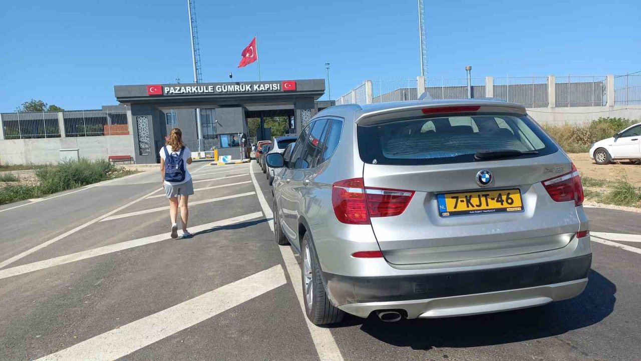 Yunanistan’daki yangın nedeniyle İpsala’dan geçemeyenler Pazarkule’ye yöneldi
