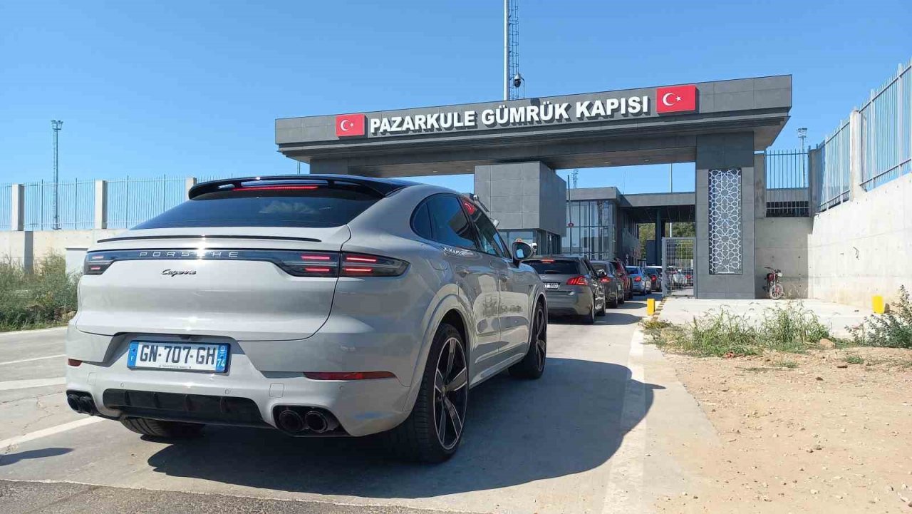 Yunanistan’daki yangın nedeniyle İpsala’dan geçemeyenler Pazarkule’ye yöneldi