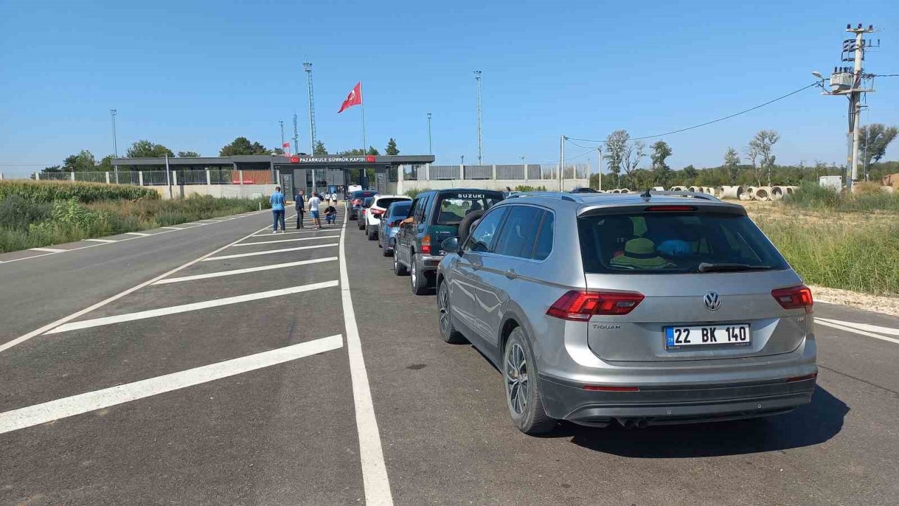 Yunanistan’daki yangın nedeniyle İpsala’dan geçemeyenler Pazarkule’ye yöneldi