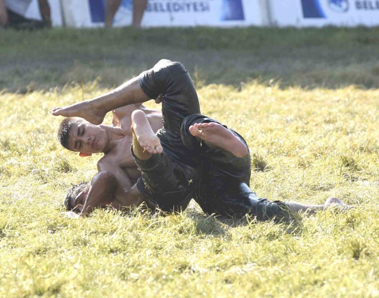 Başarılı yağlı güreşçiden bir madalya daha