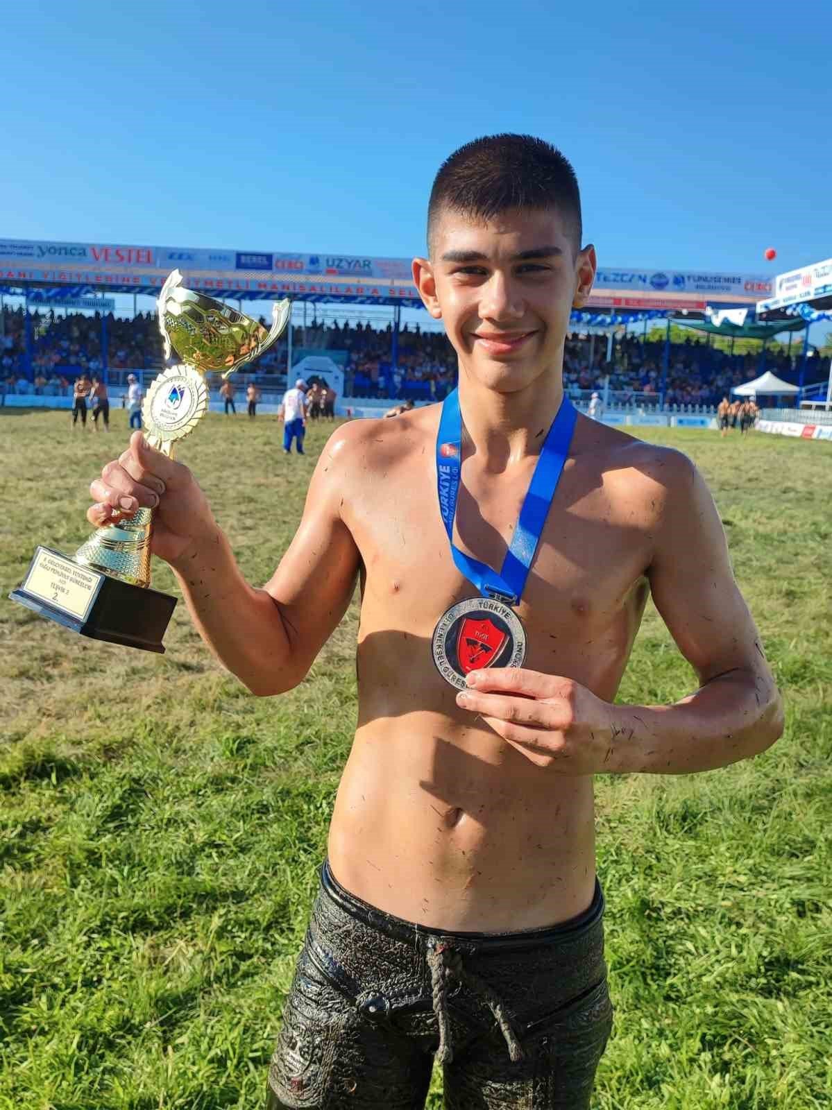 Başarılı yağlı güreşçiden bir madalya daha