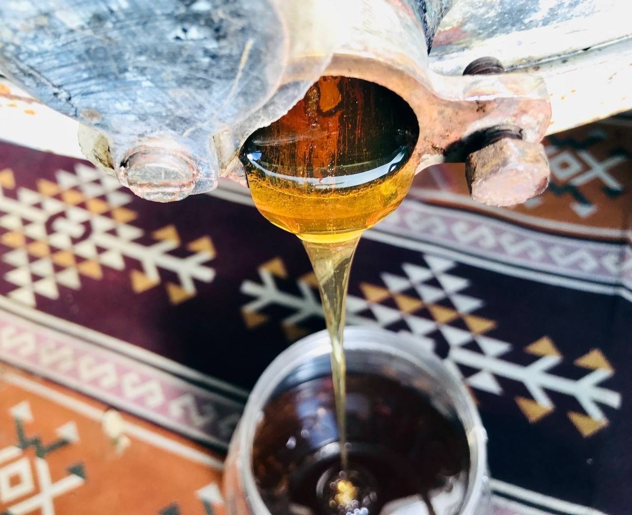 Merakla başladığı arıcılıkta, 70 kovandan binlerce kilo "Gülbal" üretiyor