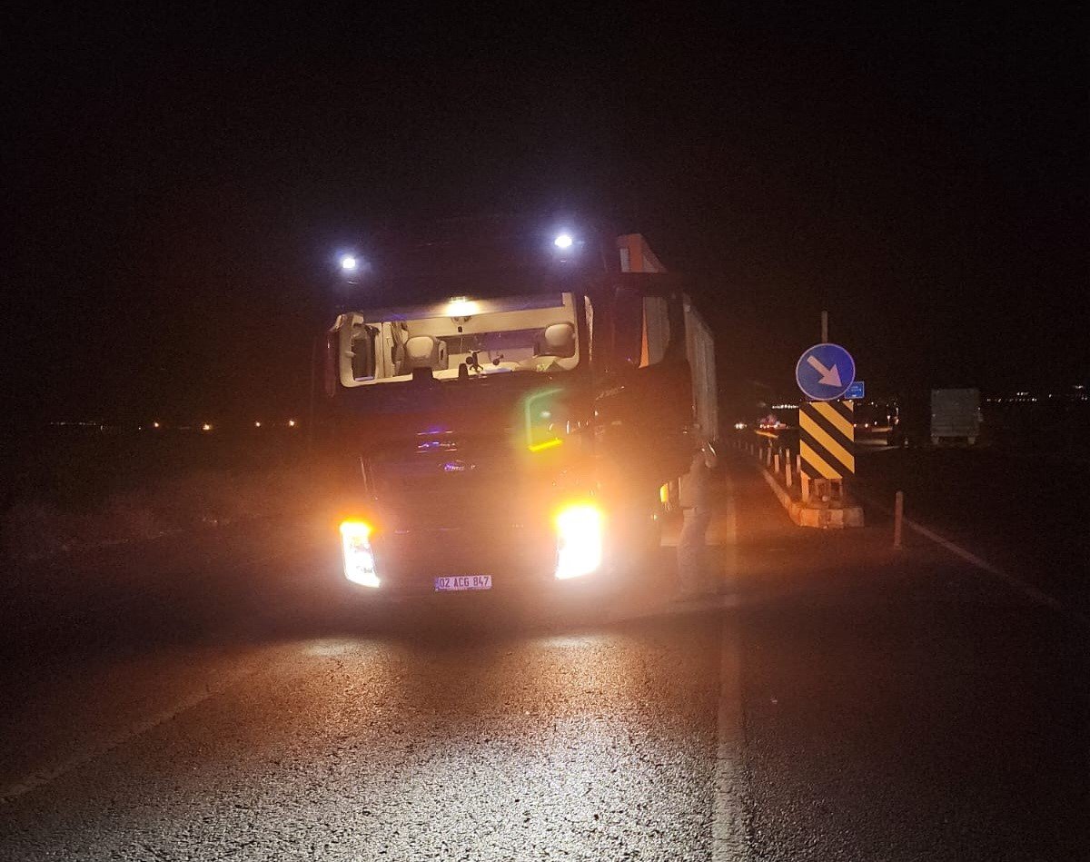 Motosiklet tıra arkadan çarptı: 1 ağır yaralı