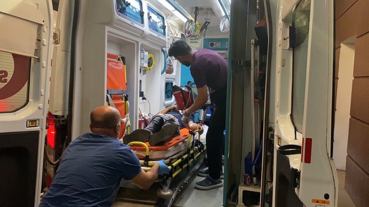 Motosiklet tıra arkadan çarptı: 1 ağır yaralı