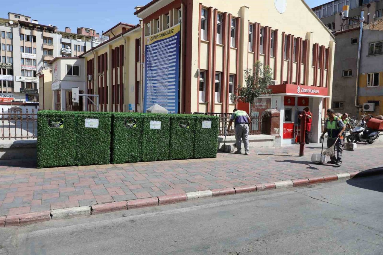 Çöp konteynerleri suni çim ile kaplanıyor