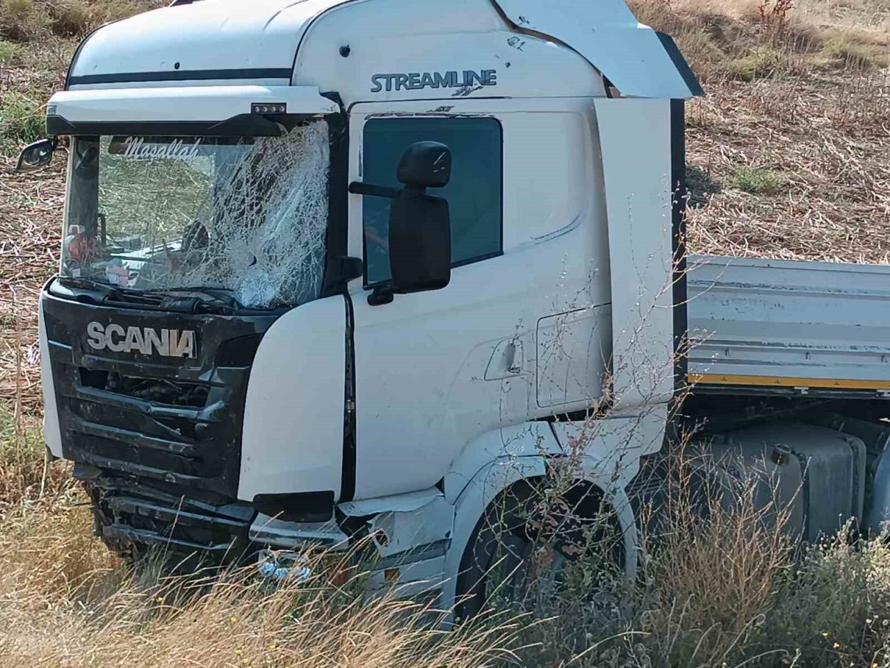 Şarampole giren tırdaki mermer bloklar çevreye dağıldı