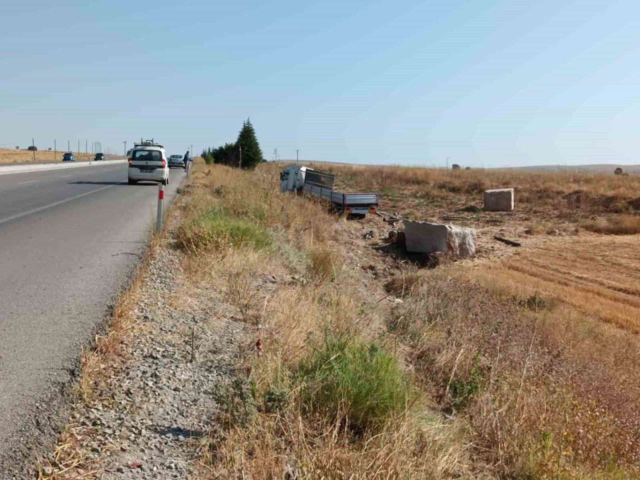 Şarampole giren tırdaki mermer bloklar çevreye dağıldı