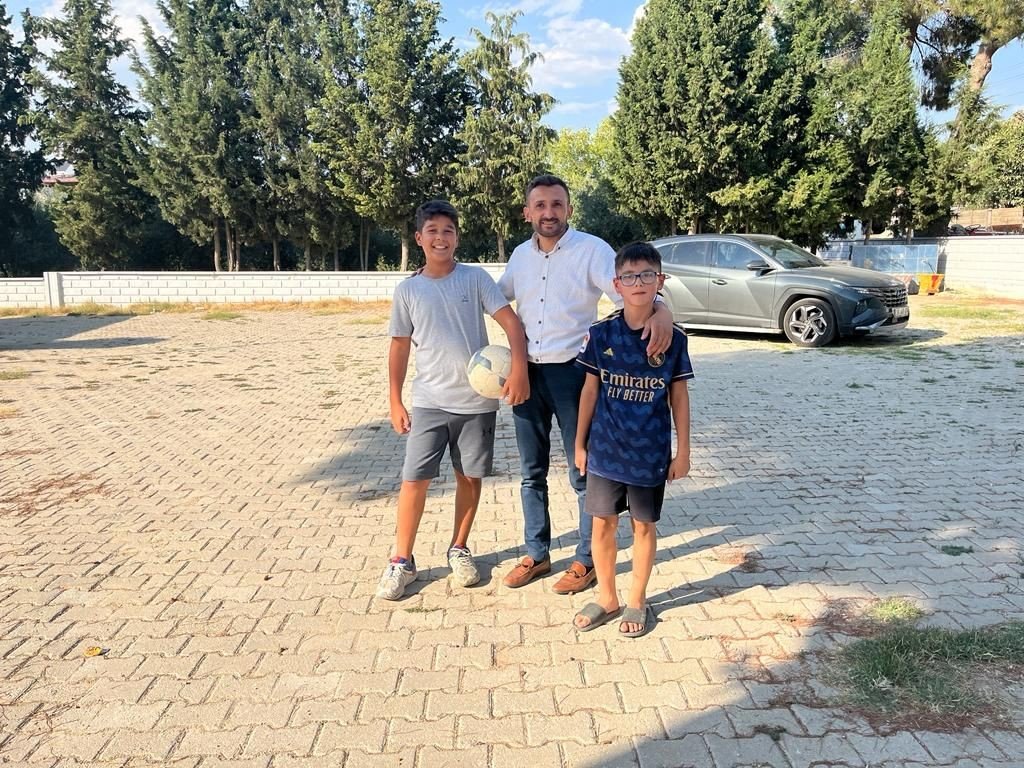 Sarıgöl’de 4 mahalleye halı saha yapılıyor