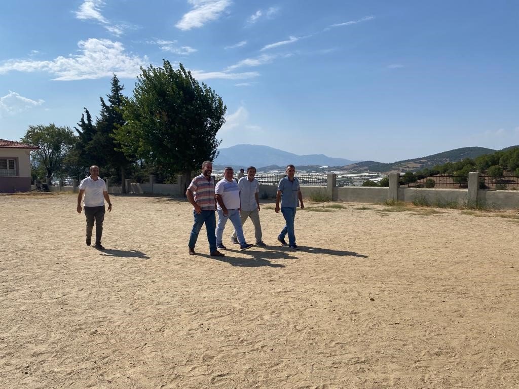 Sarıgöl’de 4 mahalleye halı saha yapılıyor