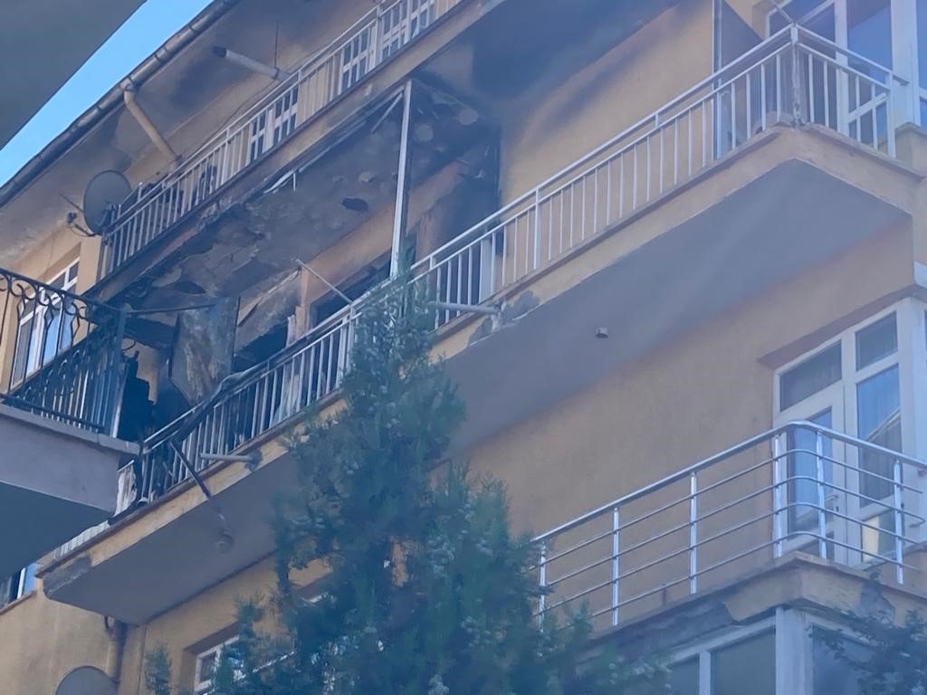 Balkonda patlayan buzdolabı yangına sebep oldu