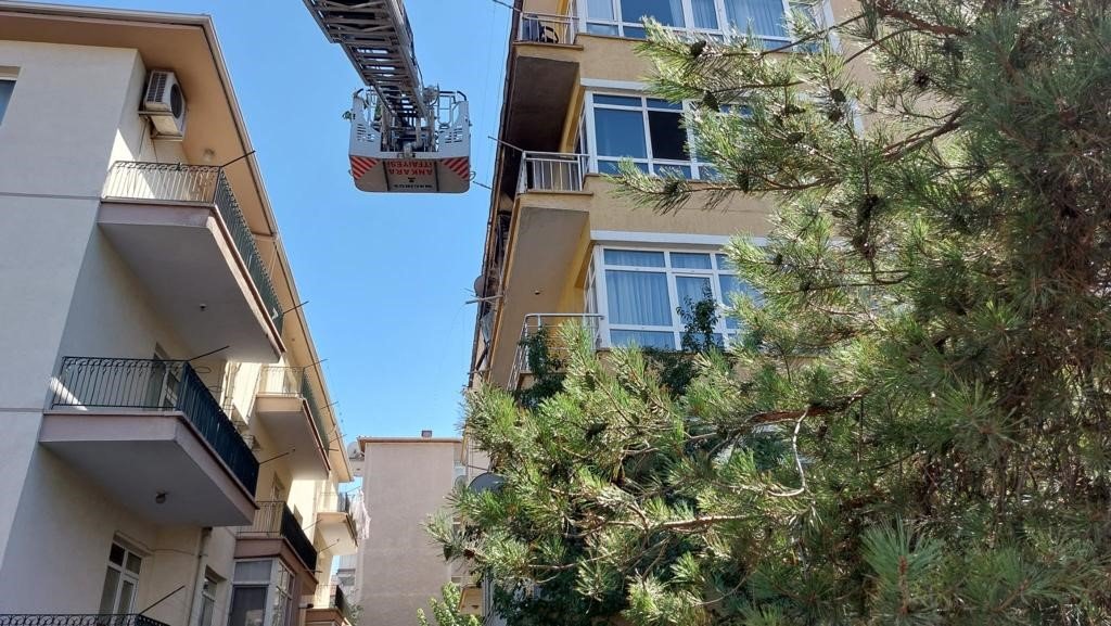 Balkonda patlayan buzdolabı yangına sebep oldu