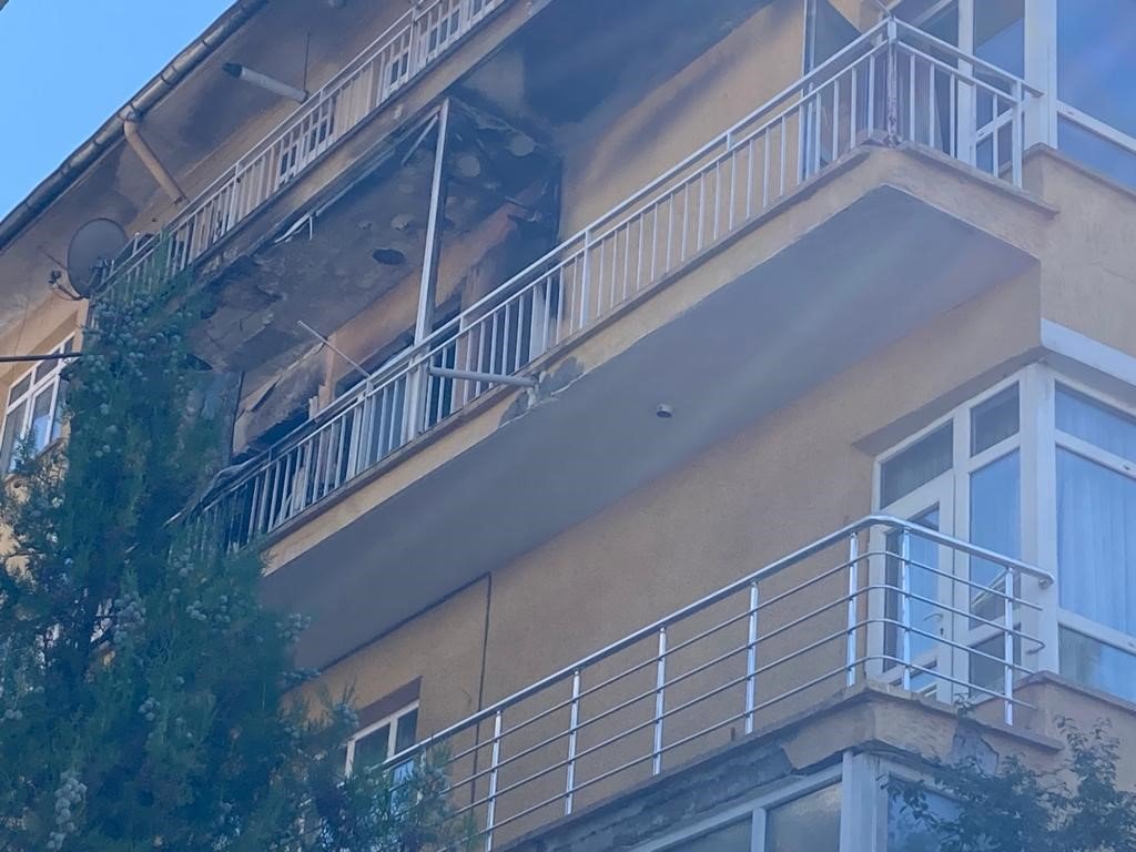 Balkonda patlayan buzdolabı yangına sebep oldu