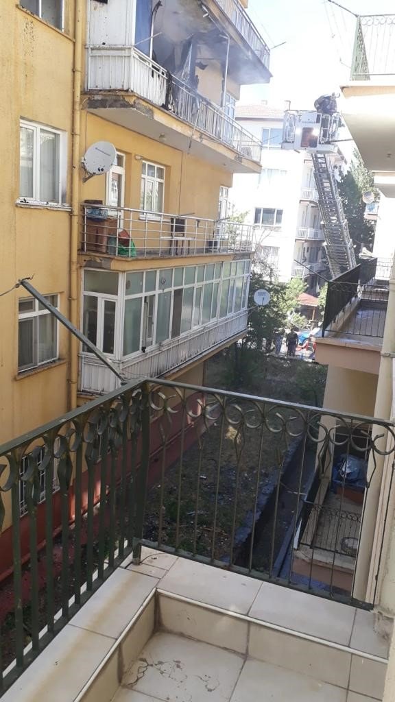 Balkonda patlayan buzdolabı yangına sebep oldu