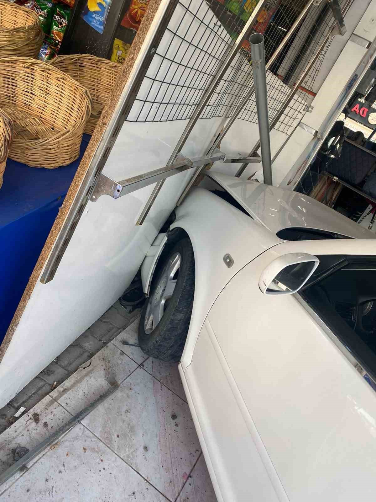 Ankara’da kontrolden çıkan otomobil dükkanın içine girdi