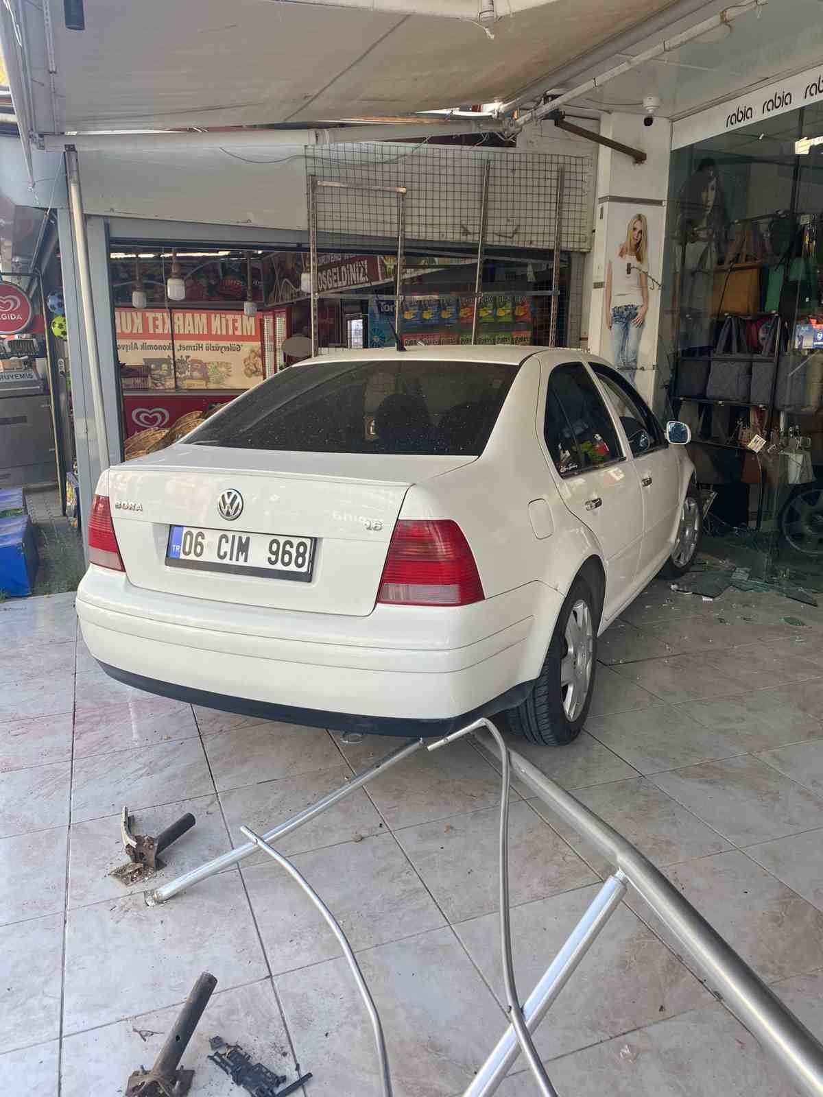 Ankara’da kontrolden çıkan otomobil dükkanın içine girdi