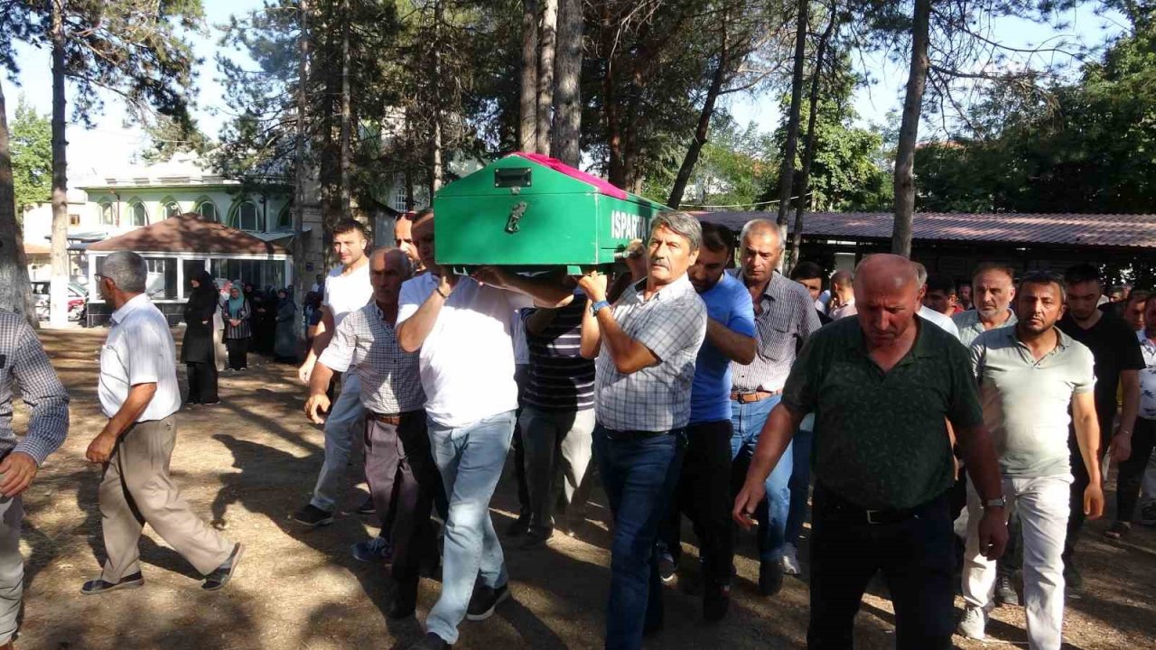 Kocası tarafından vahşice katledilen genç kadın gözyaşlarıyla toprağa verildi