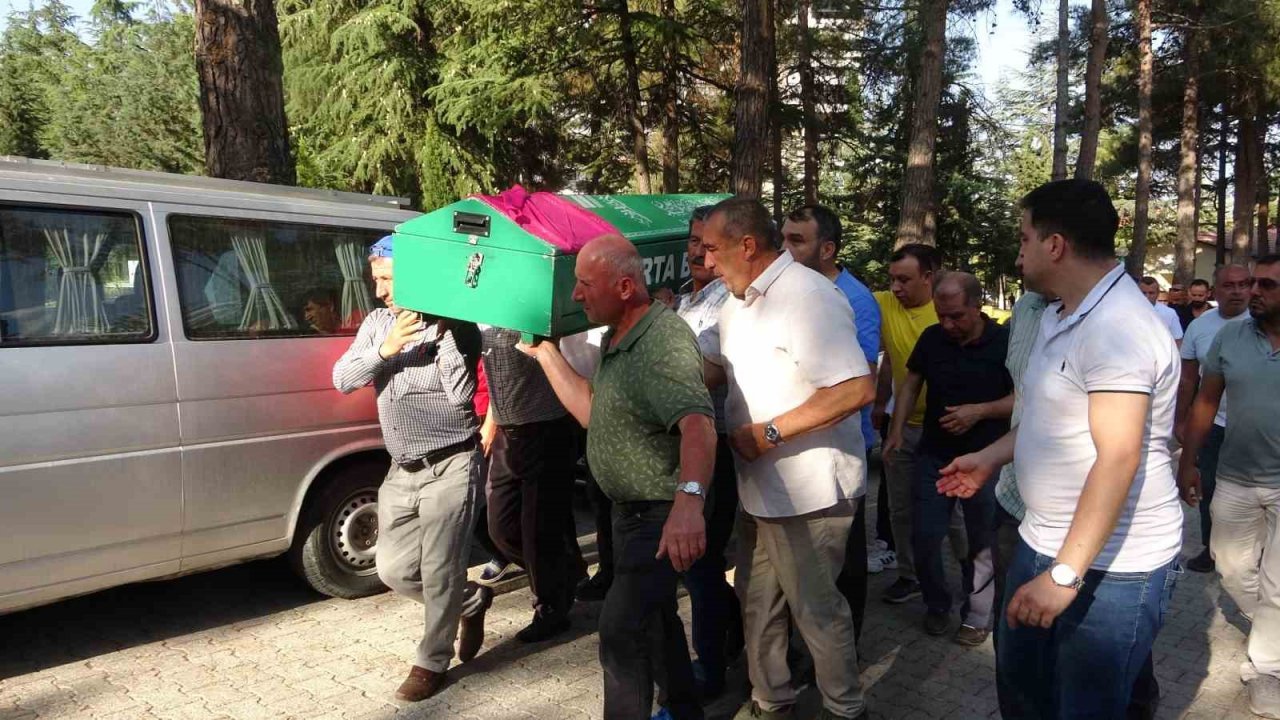 Kocası tarafından vahşice katledilen genç kadın gözyaşlarıyla toprağa verildi