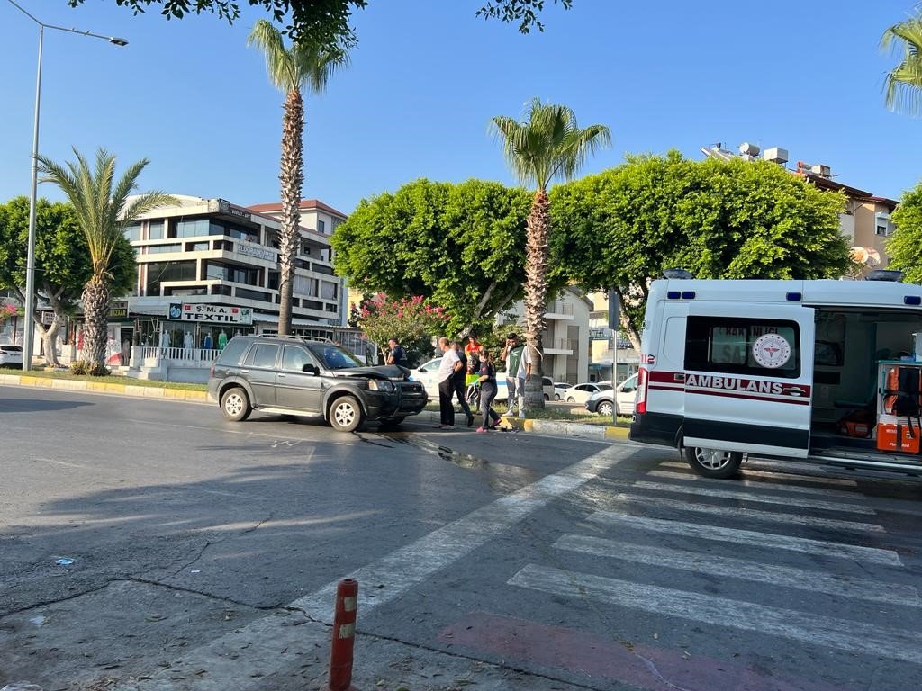 Yayaya yol verdi, kazaya karıştı