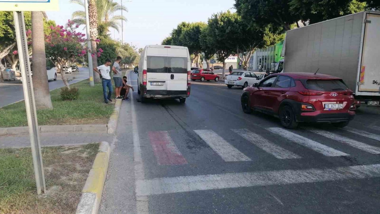 Yayaya yol verdi, kazaya karıştı