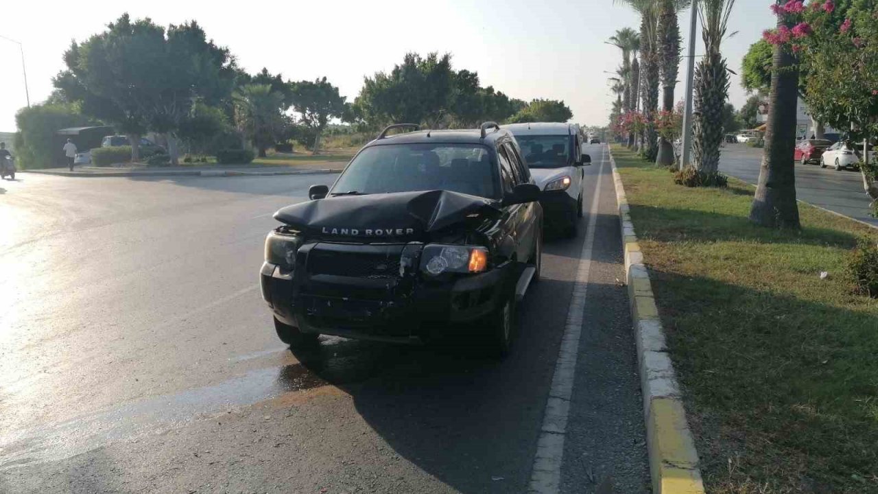 Yayaya yol verdi, kazaya karıştı