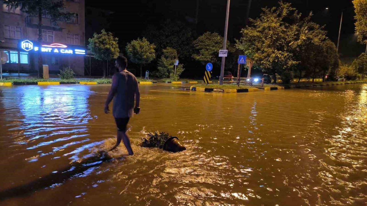 Artvin’in Arhavi ilçesinde şiddetli yağmur su baskınlarına neden oldu