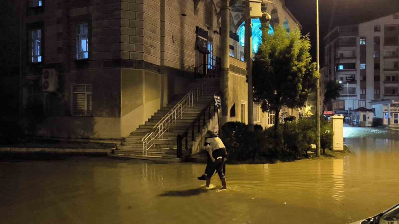 Artvin’in Arhavi ilçesinde şiddetli yağmur su baskınlarına neden oldu