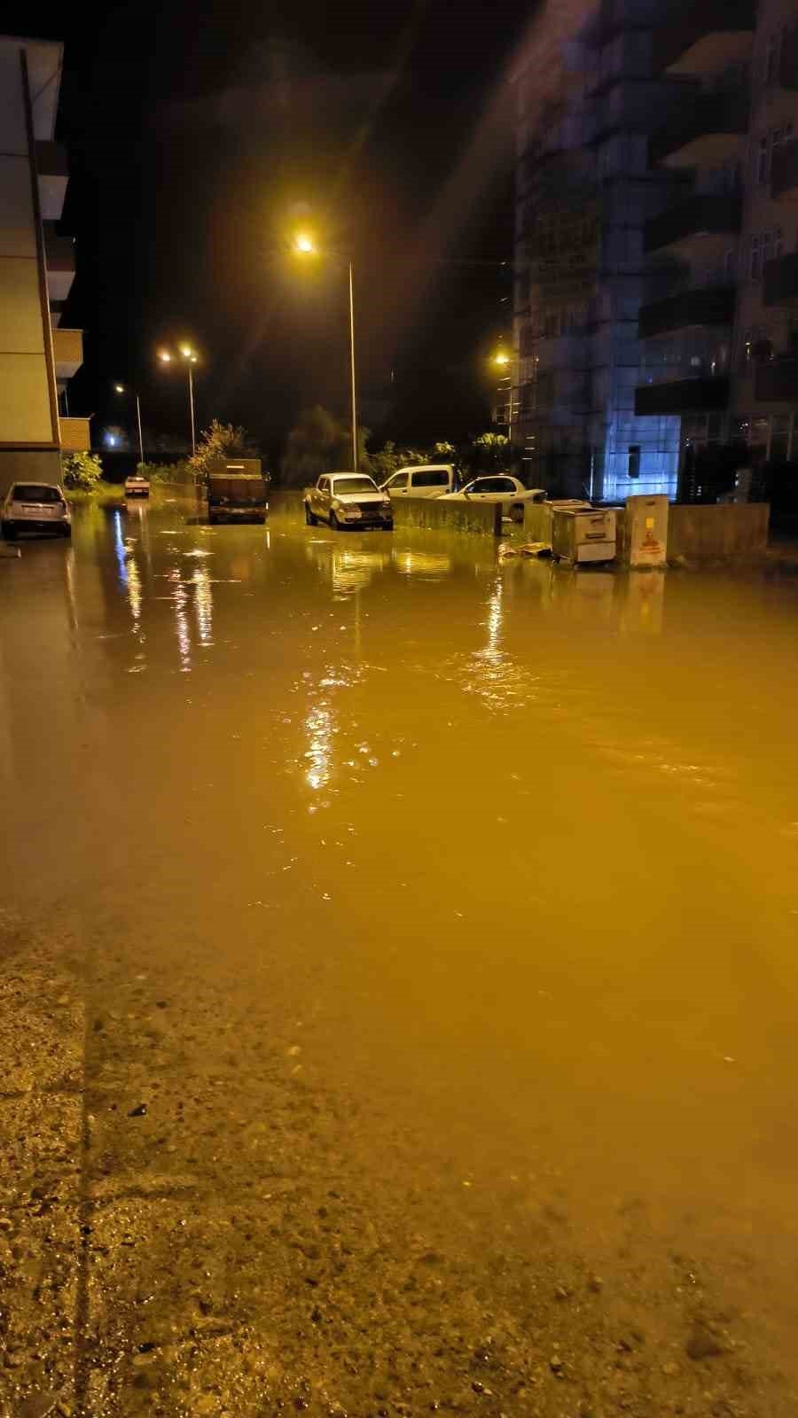 Artvin’in Arhavi ilçesinde şiddetli yağmur su baskınlarına neden oldu