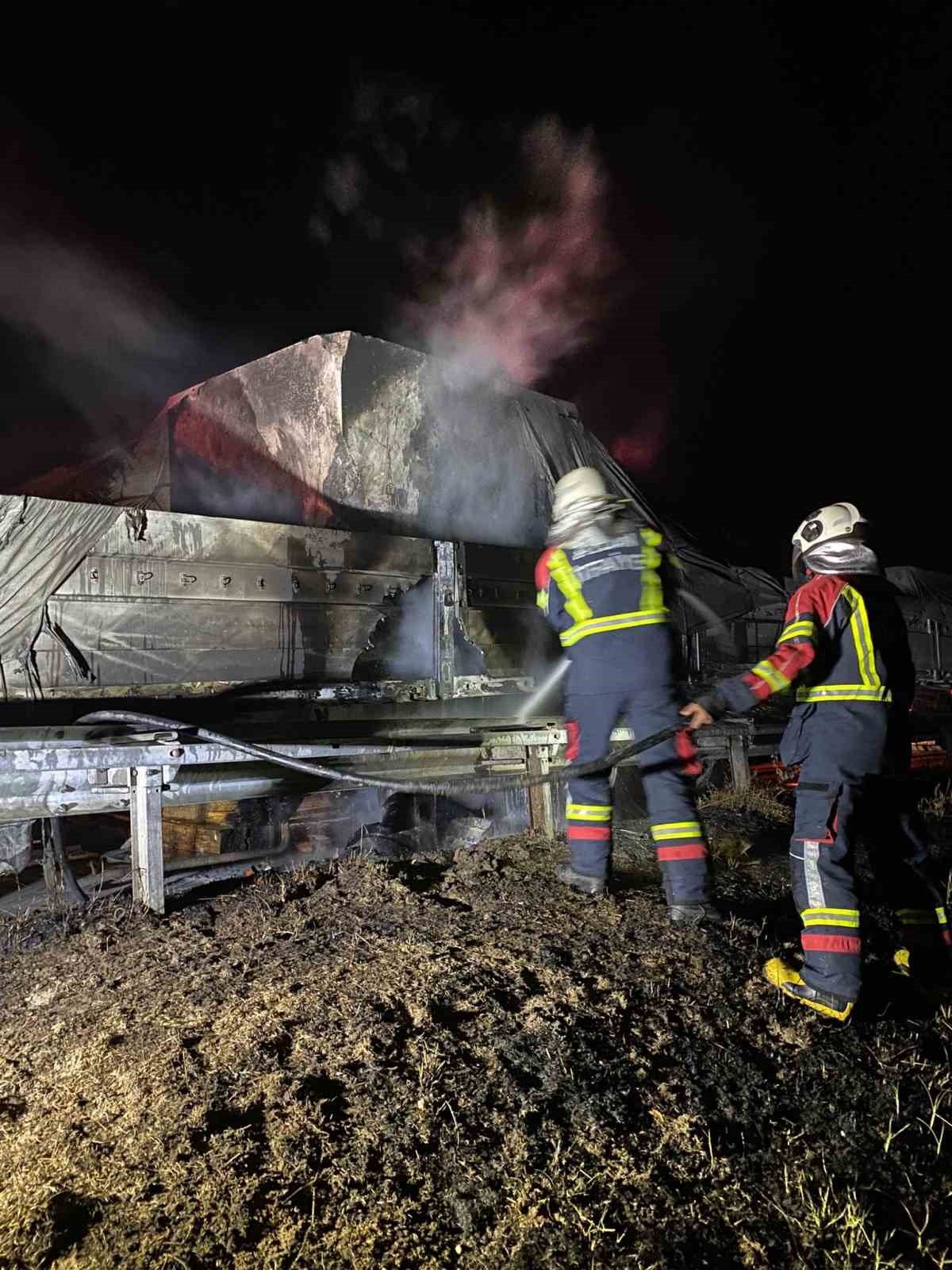 Seyir halindeyken yanan tır dorsesi küle döndü