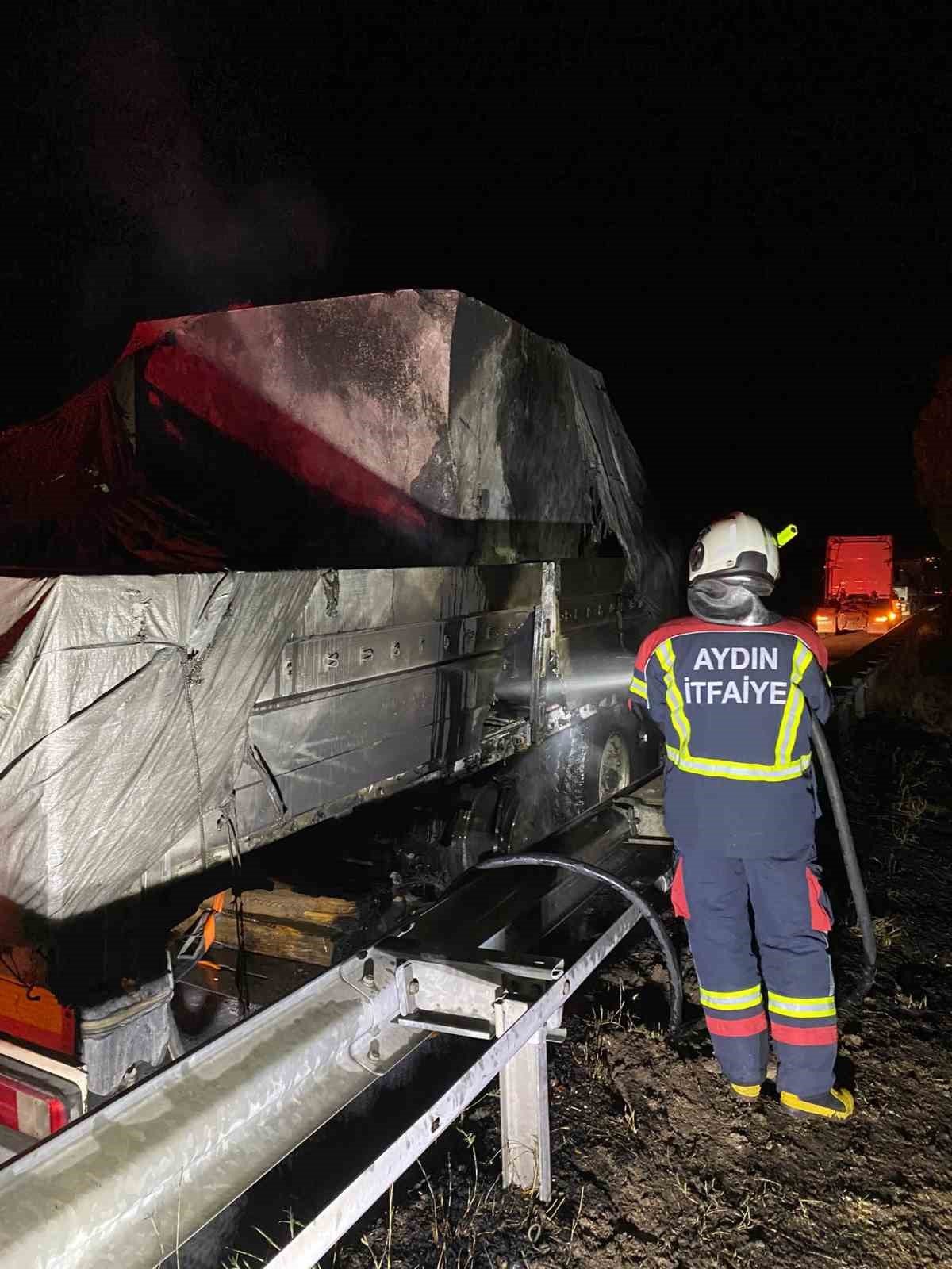 Seyir halindeyken yanan tır dorsesi küle döndü