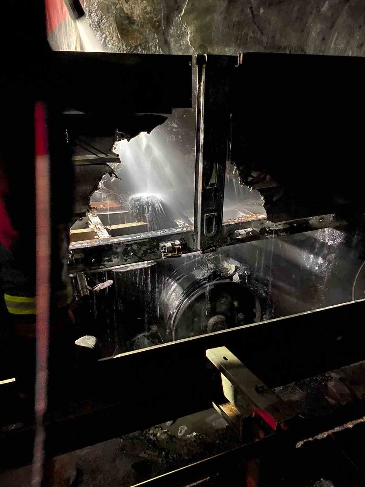 Seyir halindeyken yanan tır dorsesi küle döndü