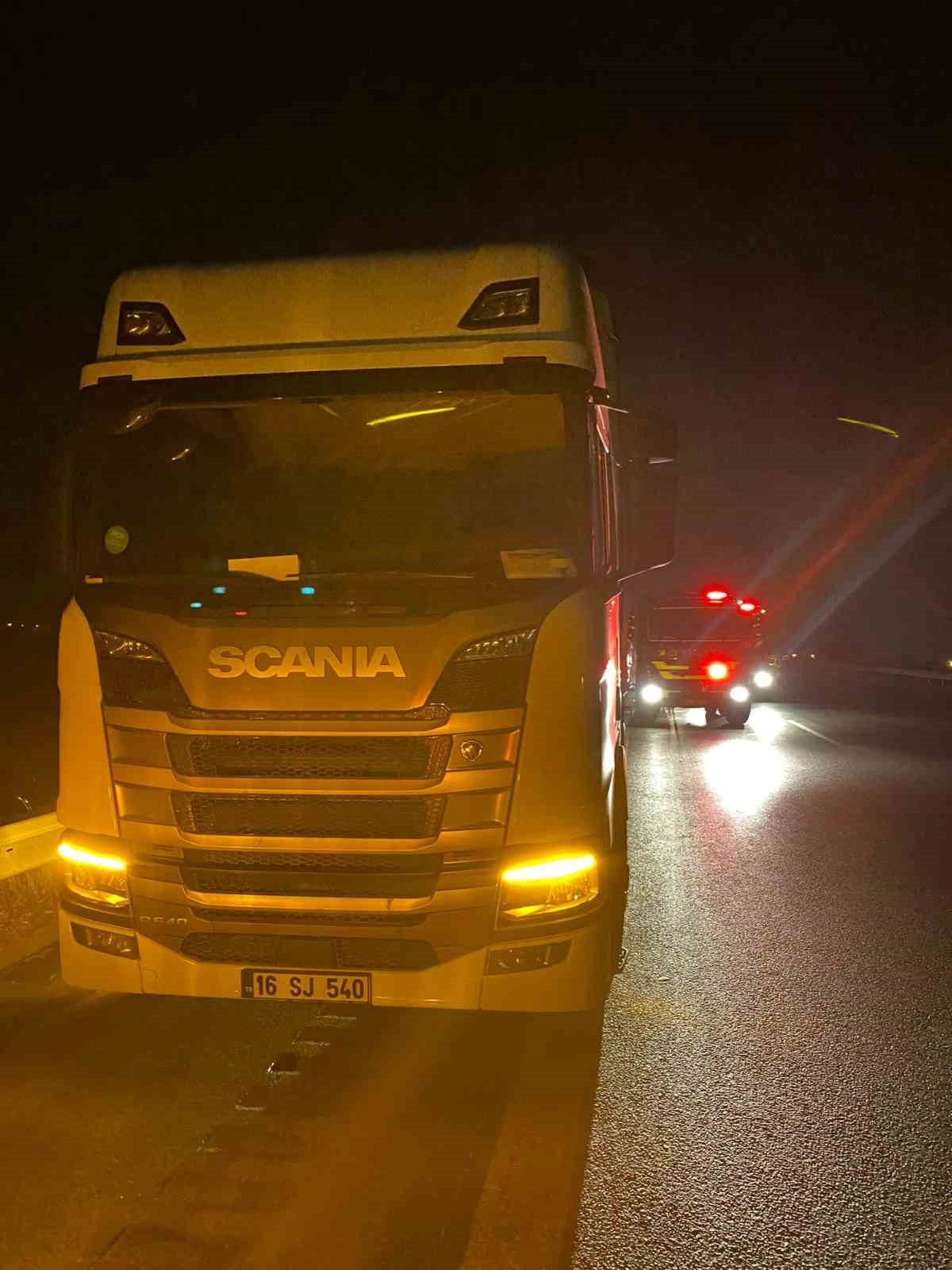 Seyir halindeyken yanan tır dorsesi küle döndü