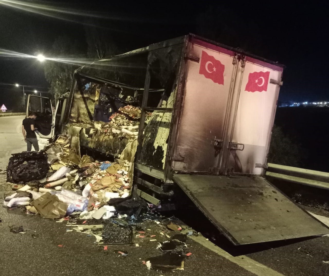 Gıda malzemesi yüklü kamyon küle döndü