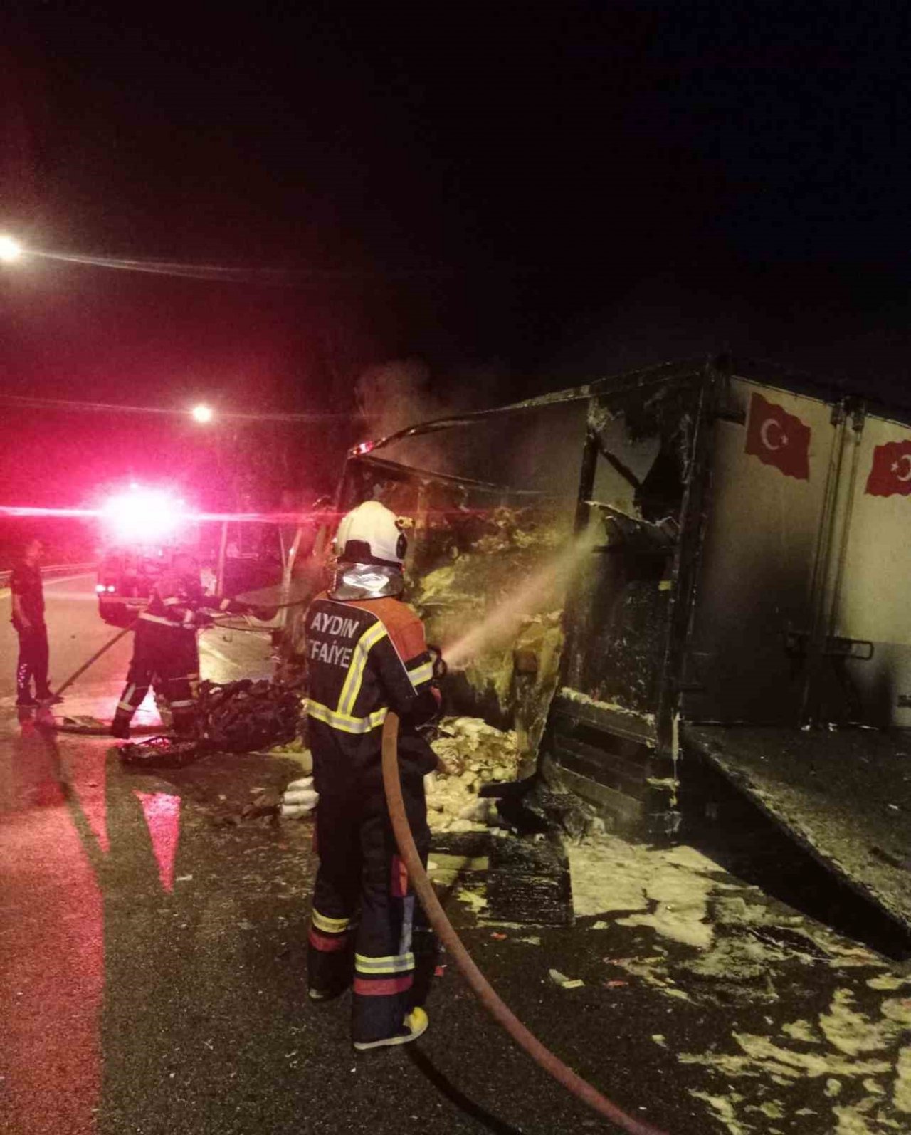 Gıda malzemesi yüklü kamyon küle döndü