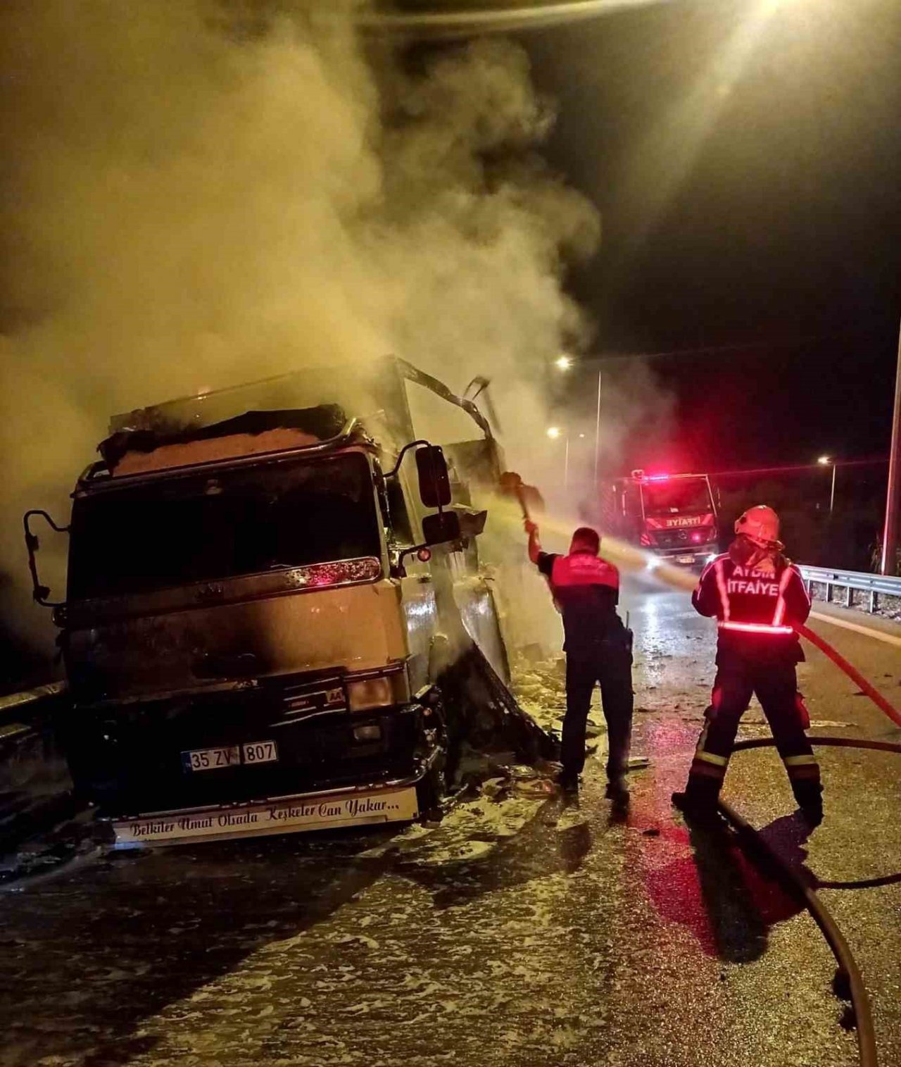 Gıda malzemesi yüklü kamyon küle döndü