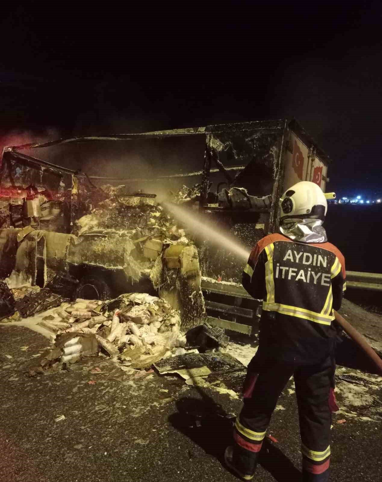 Gıda malzemesi yüklü kamyon küle döndü
