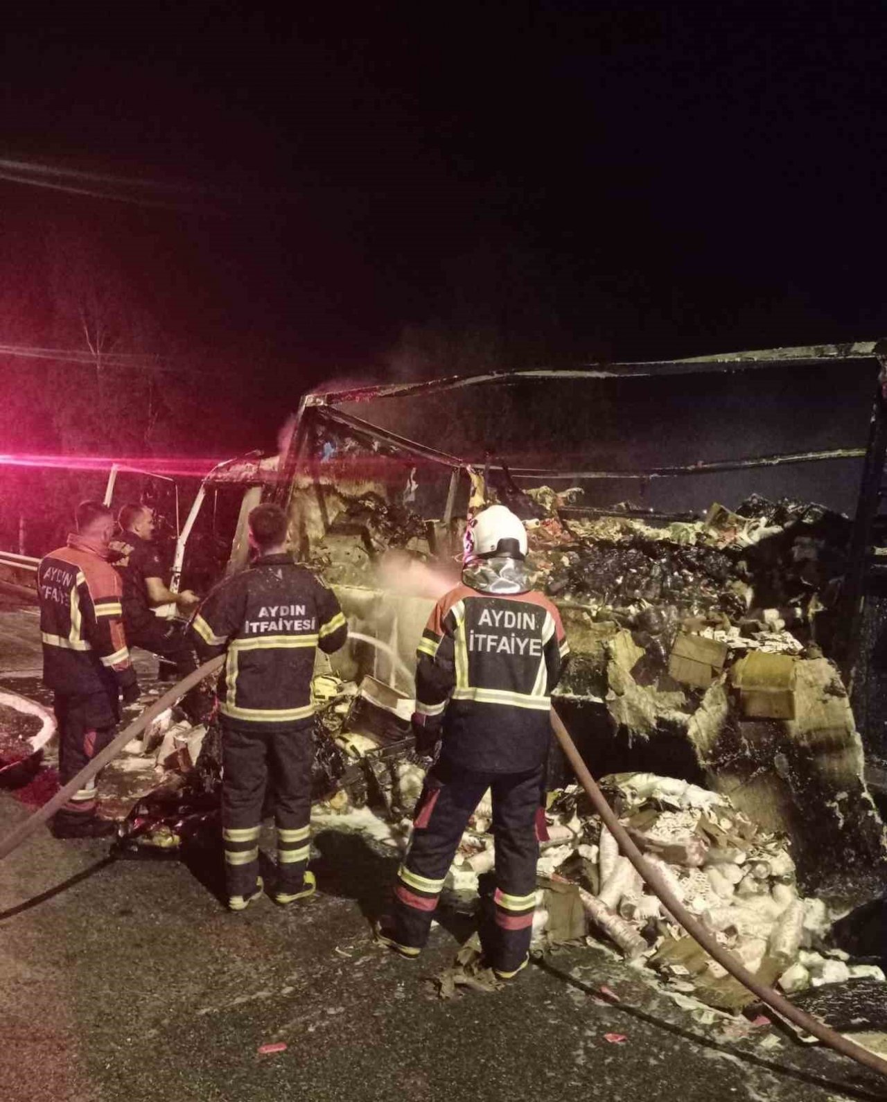 Gıda malzemesi yüklü kamyon küle döndü