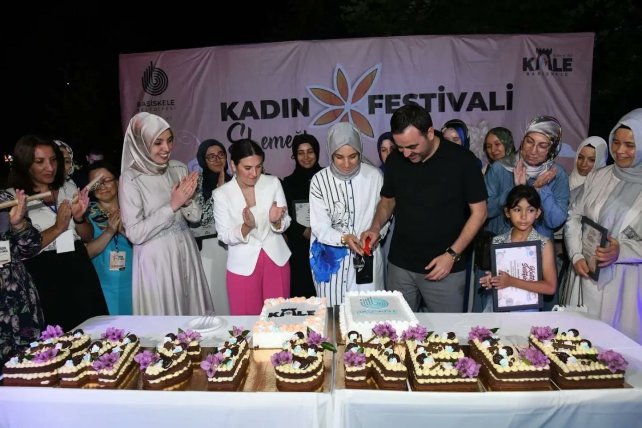 Kadınlar el emeği göz nuru eserlerini sergiledi