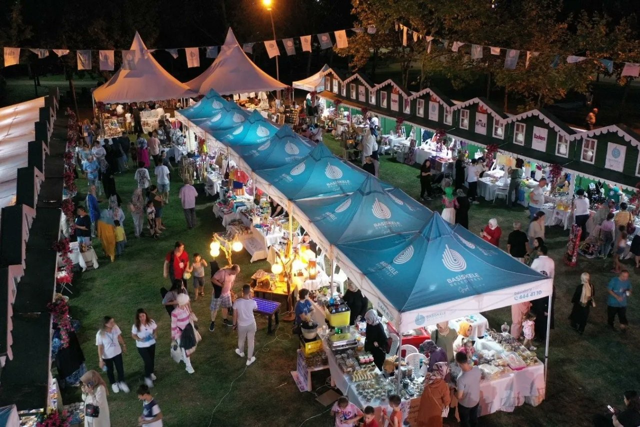 Kadınlar el emeği göz nuru eserlerini sergiledi