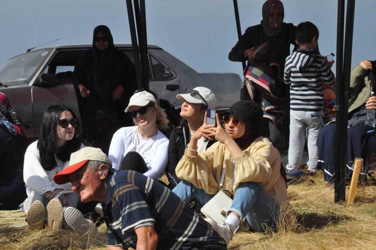 Geleneksel bayrama ulaşabilmek için traktörlere bindiler